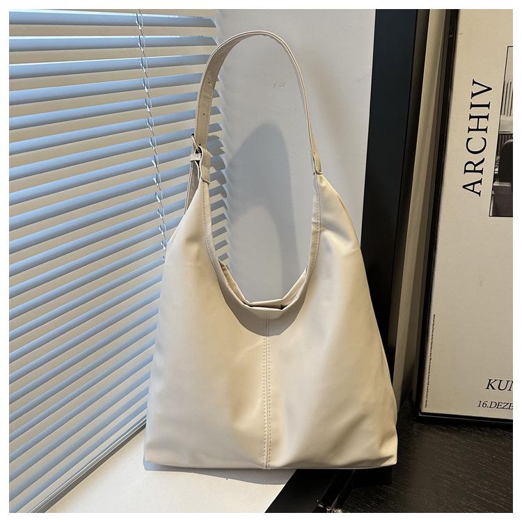 Women's Large Capacity Retro Shoulder Tote - Trendy European and American Style