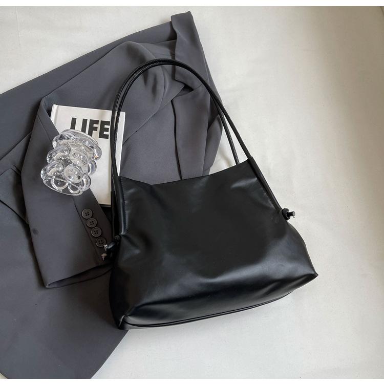 Simple Messenger Bag Women's 2025 New Spring and Summer Class Single Shoulder Foreign Style Commuting Large Capacity Soft Leather Tote Bag
