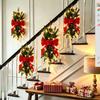 Pendentif de fête: Couronne d'aiguilles de pin avec nœud rouge, pommes de pin, clochettes et guirlande lumineuse pour décoration d'escalier ou de mur