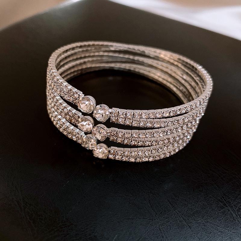 Francuska bransoletka wielowarstwowa z cyrkoniami: Elegancka bransoletka w stylu light luxury z przesadnym designem.