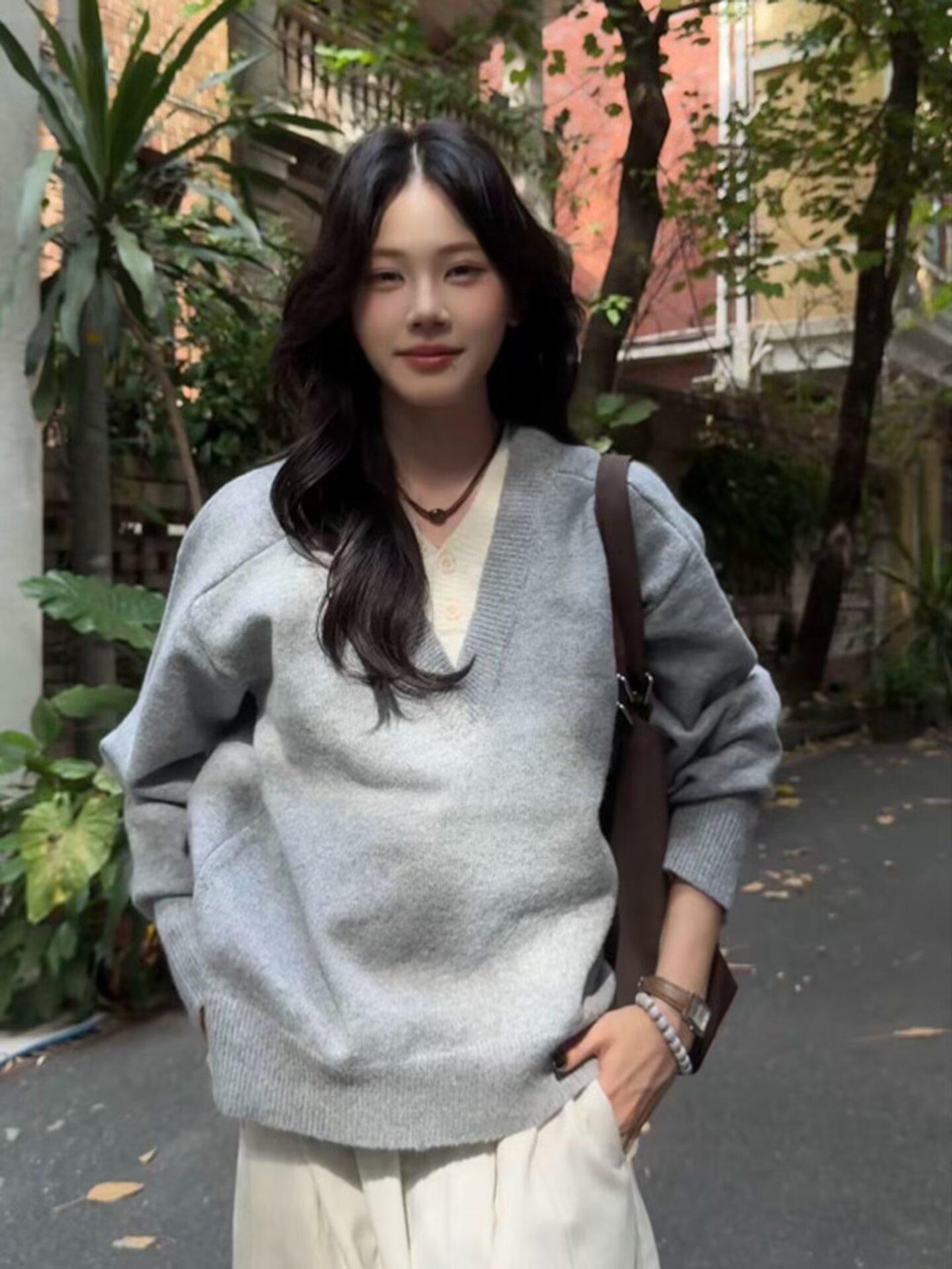 Men s Korean V-Neck Knit Sweater: Faux Two-Piece Patchwork, Loose Fit, Trendy Old Money Style Pullover. M