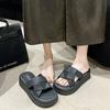 Schwarze Plateauslipper mit Absatz für Damen Sommer 2025 neu Französische High-End-Mode Strandsandalen