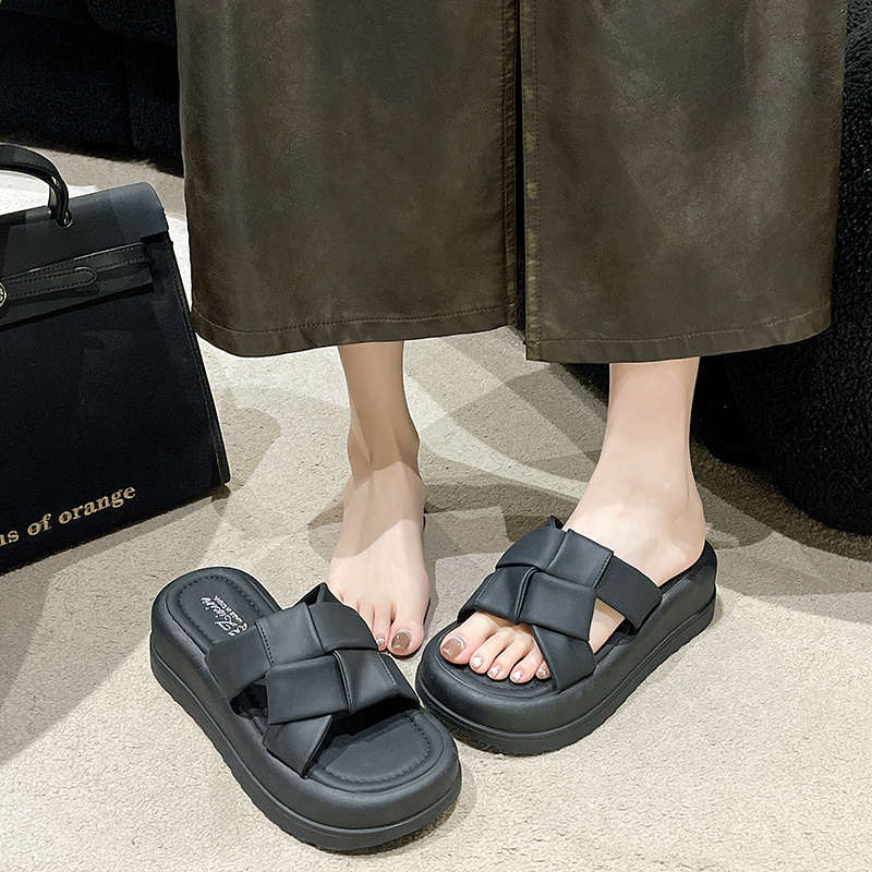 French high-end fashion beach one-word sandals for women's summer wear 2025 new black thick-soled heightening slippers