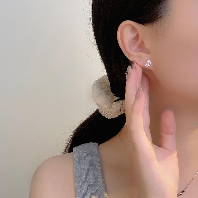 

Simple Bow Moon Earrings Feminine Niche Design and Fashion