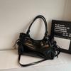 Simple and Retro Office Commuting Bag Handbag with Large Capacity Fashionable and Casual Shoulder Bag