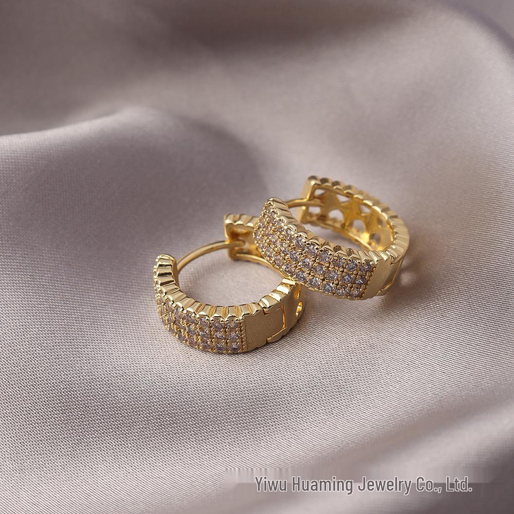 Stylish Gold Circle Ear Cuffs - Light Luxury Jewelry for Trendy Women