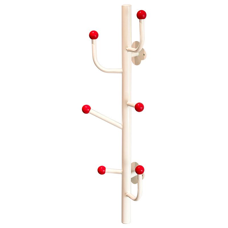 Nástěnný vertikální organizér na oblečení a klobouky.