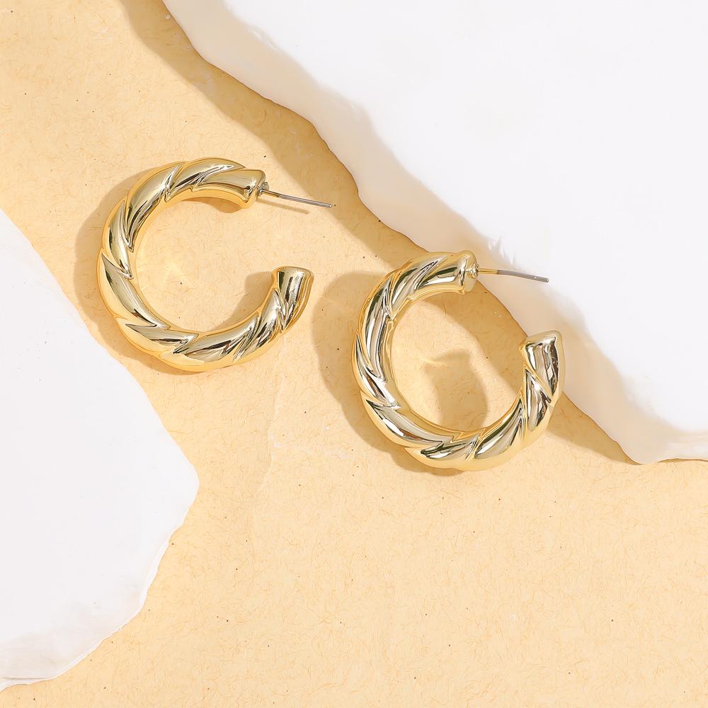 New Products Are Hot, Fashionable, Simple and Versatile, Hepburn Style Geometric Niche Earrings, Exquisite High-end Earrings.