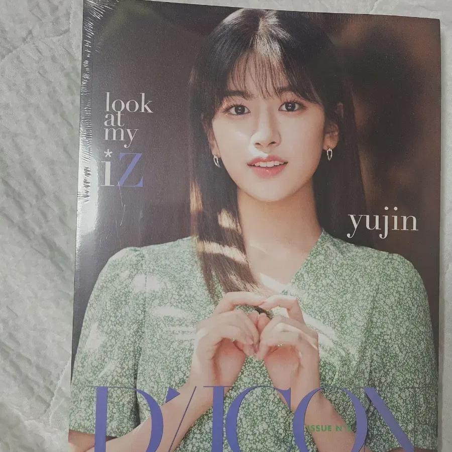 Iz*one An Yu-jin D-icon Photobook