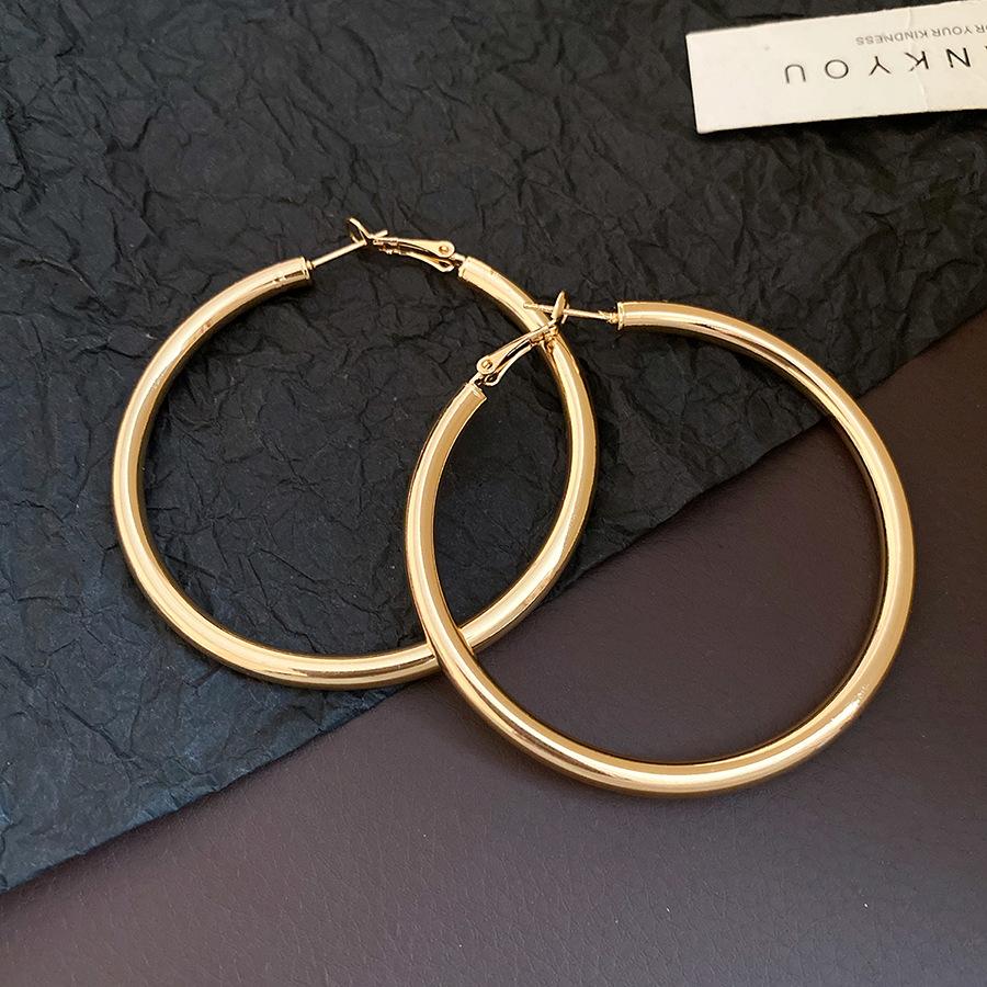 

European and American silver needle metal round earrings retro exquisite fashion simple earrings light luxury high-end earrings women
