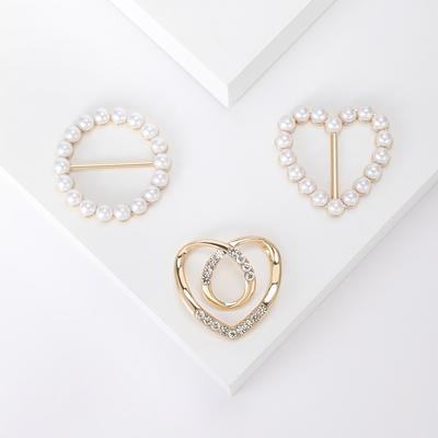 Einfache Perle Liebe Brosche High-End zarte Pin Mode Pullover Mantel Schal Corsage Set