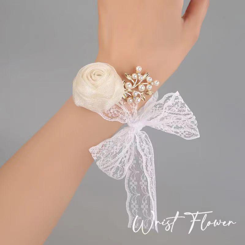 Bílá náramková kytice pro družičku: Náramek s vílími květy pro svatbu a oslavy sestersví