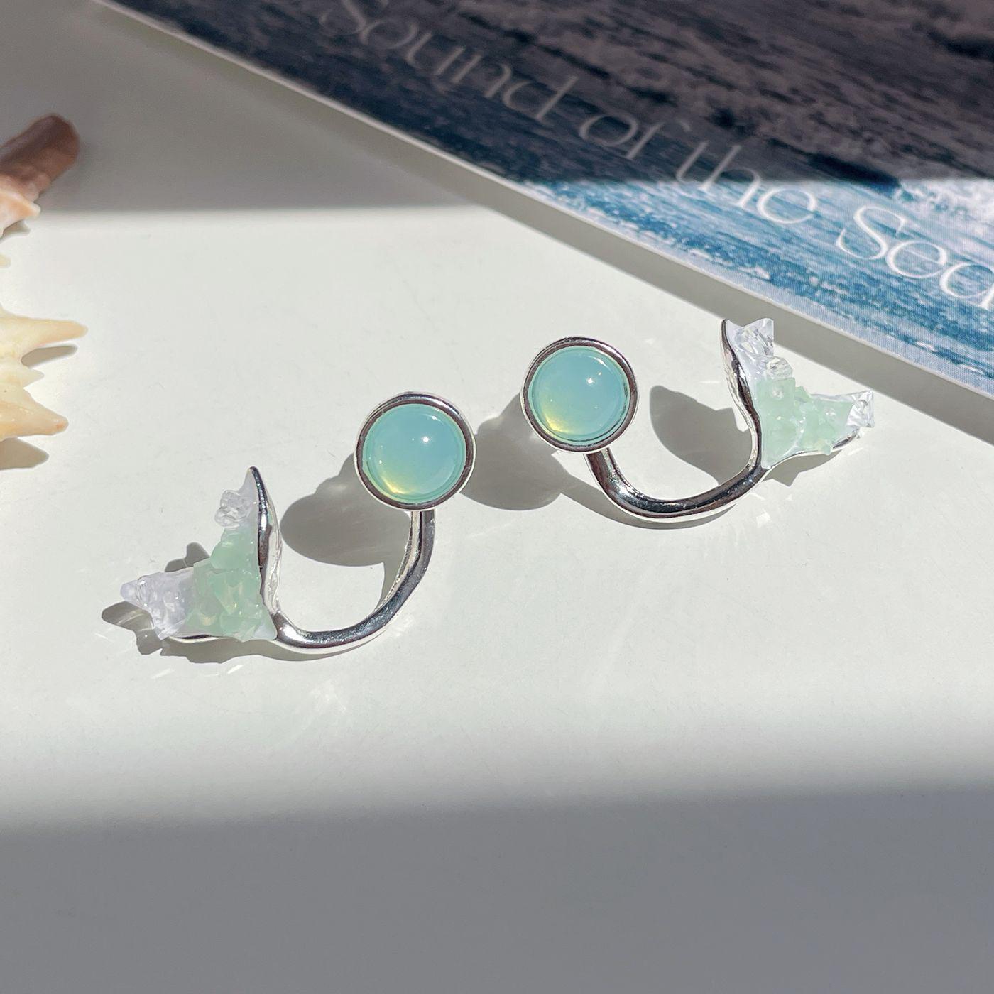 

Мятно-зеленые серьги-пусеты с кристаллами и дизайном «рыбий хвост» на серебряных иглах