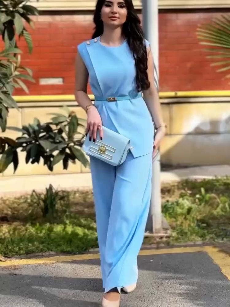 Dámský bílý overal bez rukávů s širokými nohavicemi a páskem, elegantní jednodílný overal