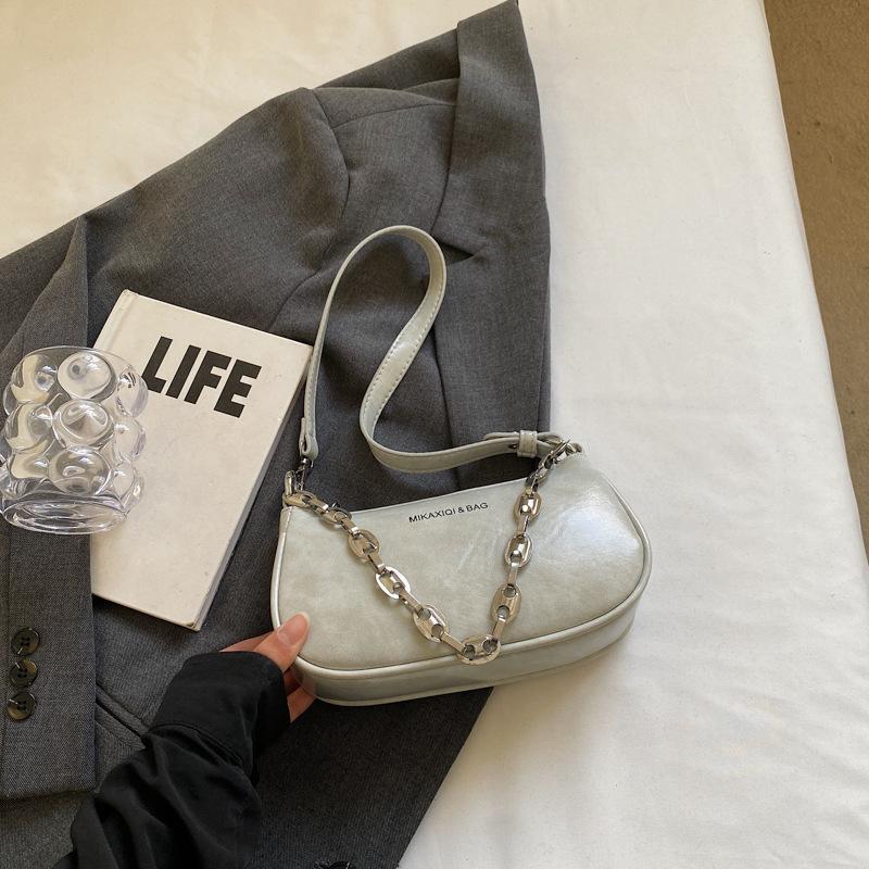 Super fire small bag women's retro versatile 2025 new fashion shoulder messenger bag women's popular underarm small square bag