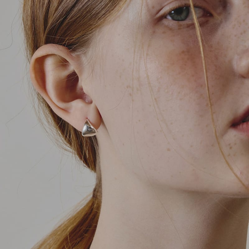 

eenie beenie silver bold cone one-touch earrings white