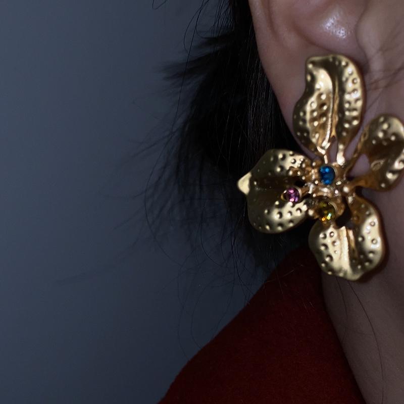 Medieval Vintage Irregular Flower Stud Earrings Niche High-end Earrings Fashion Personalized Earrings
