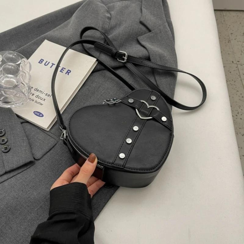 

Винтажная маленькая сумка через плечо с заклепками и цепочкой, сумочка в форме сердца, красная готическая сумка-тоут из искусственной кожи, модная женская сумка через плечо