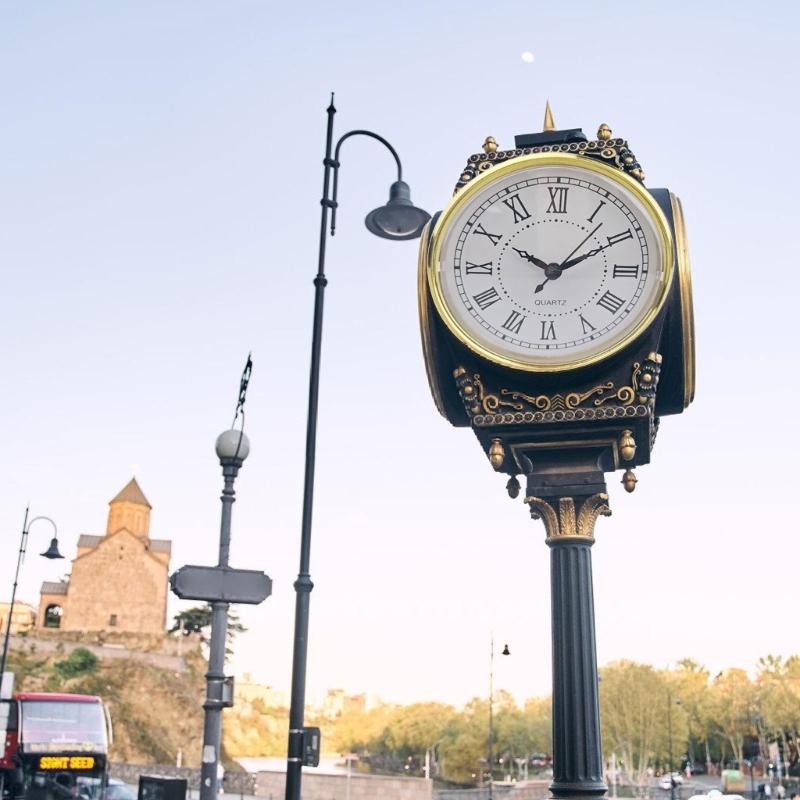 Eingebetteter 110mm Kunststoff-Uhrwerkeinsatz mit Quarzgenauigkeit und römischen Ziffern zur Wandmontage für Zuhause und Büro