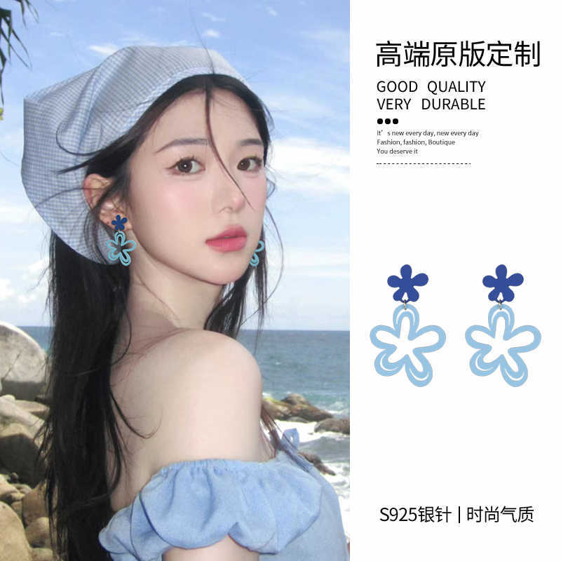 Blue hollow flower seaside earrings new high-end dopamine stud earrings women s vacation sweet earrings