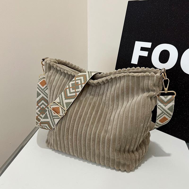 

Flannel solid color large-capacity women s bag early spring new single shoulder oblique span bag large-capacity tote bag хаки