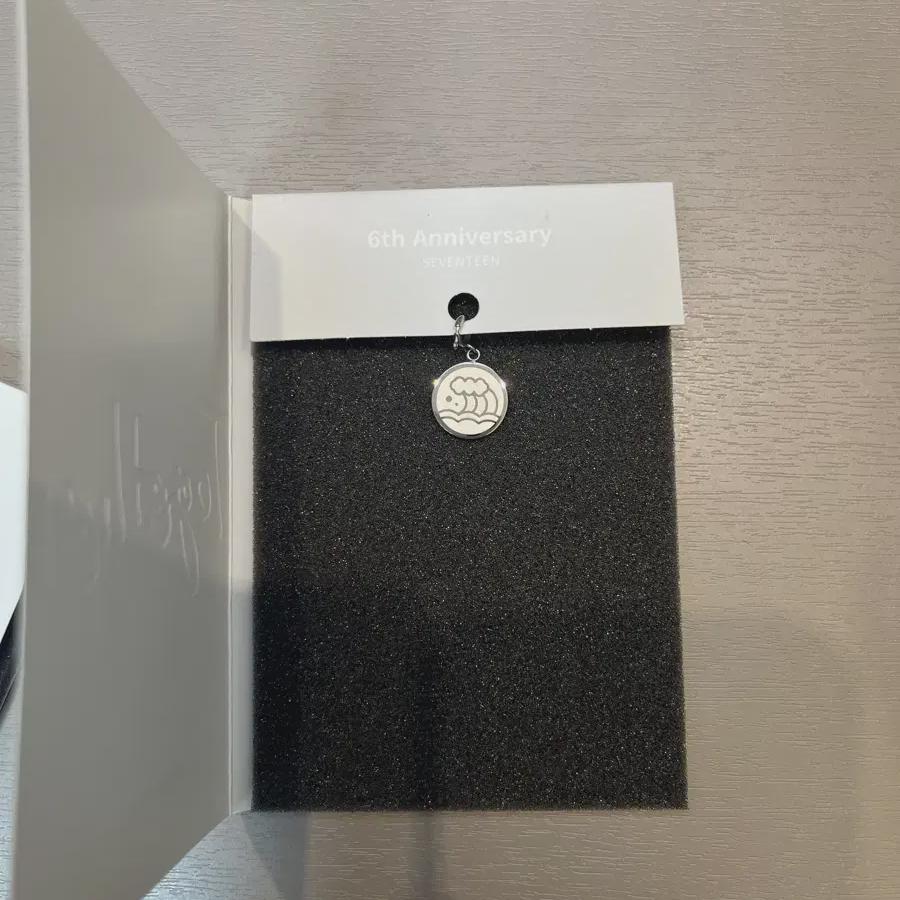 

Ожерелье в честь 6-й годовщины Seventeen с подвеской Escoops