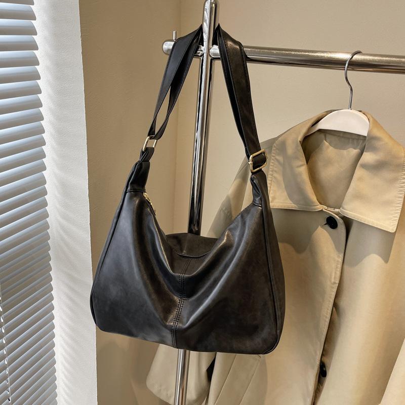 Tote bag women's large capacity 2025 new trendy versatile spring and summer soft leather shoulder messenger bag casual student class bag