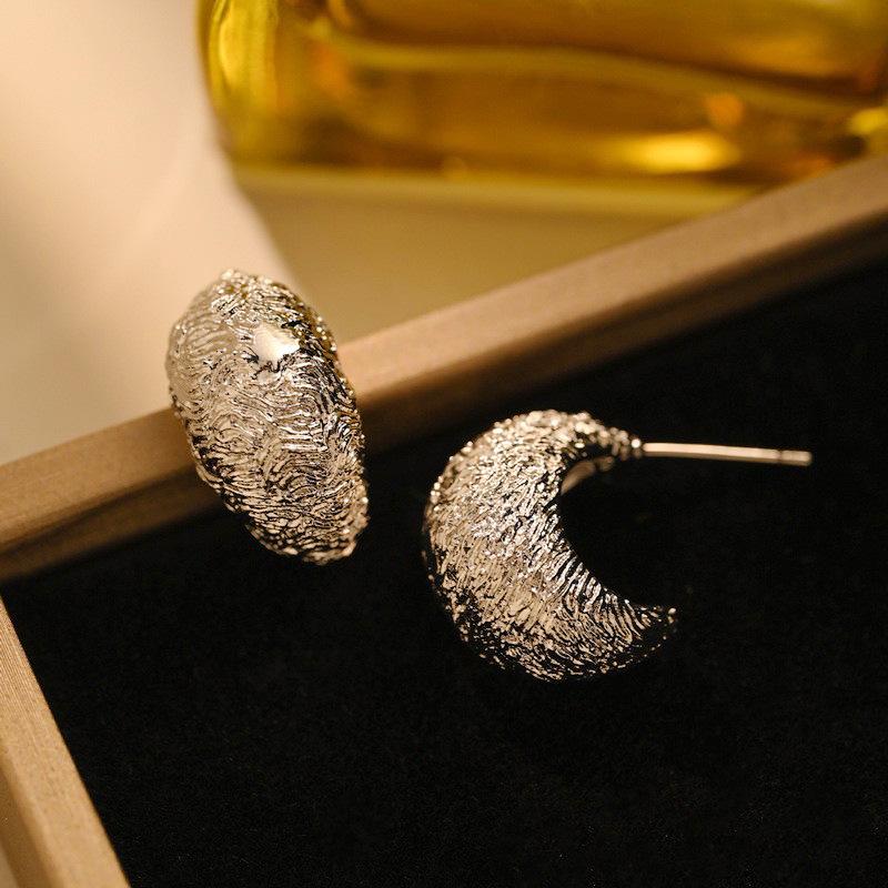Silver Needle Geometric Heart Hoop Earrings - Retro & High-End Style for a Bold Look