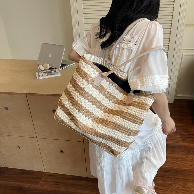 Fashion trend casual simple texture personalized large capacity bag 2025 summer new foreign style women shoulder bag