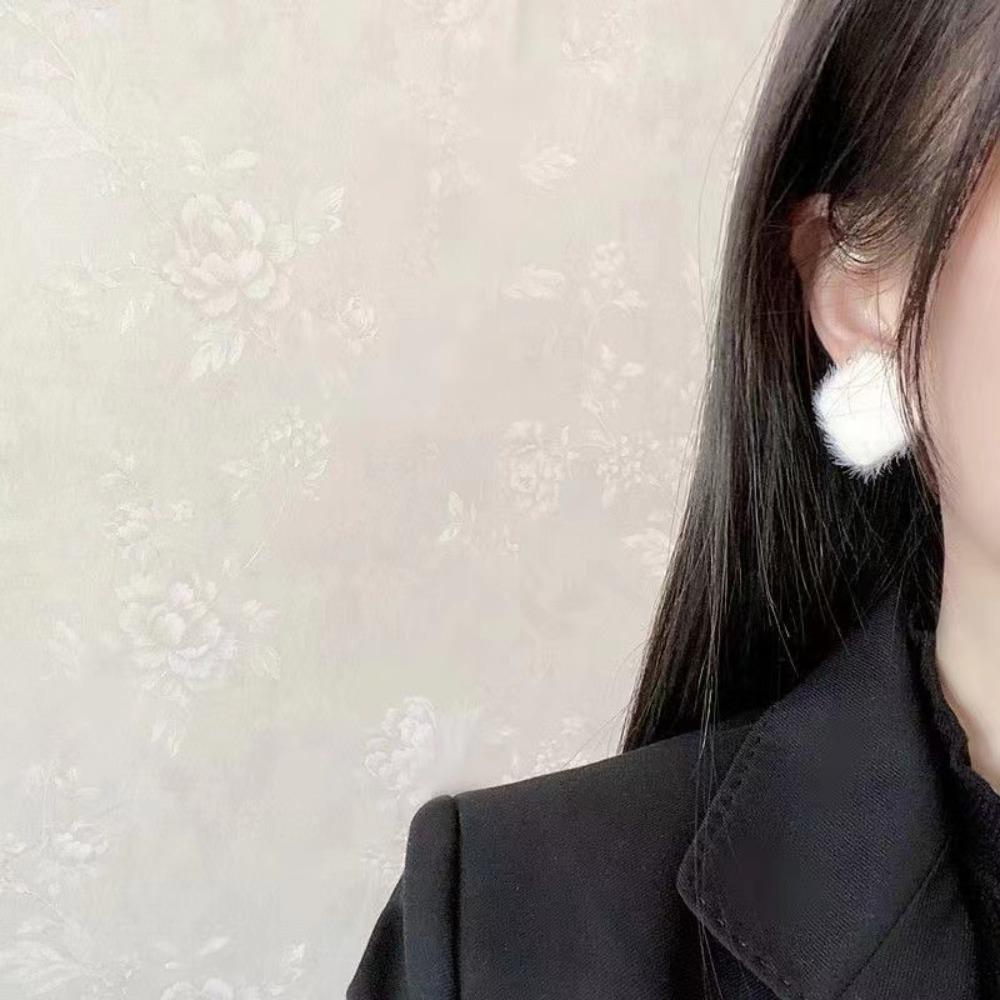 New Korean Geometric Rhombus Heart-shaped Plush Stud Earrings for Women Cute Temperament Girlish High-end Earrings Jewelry Gift