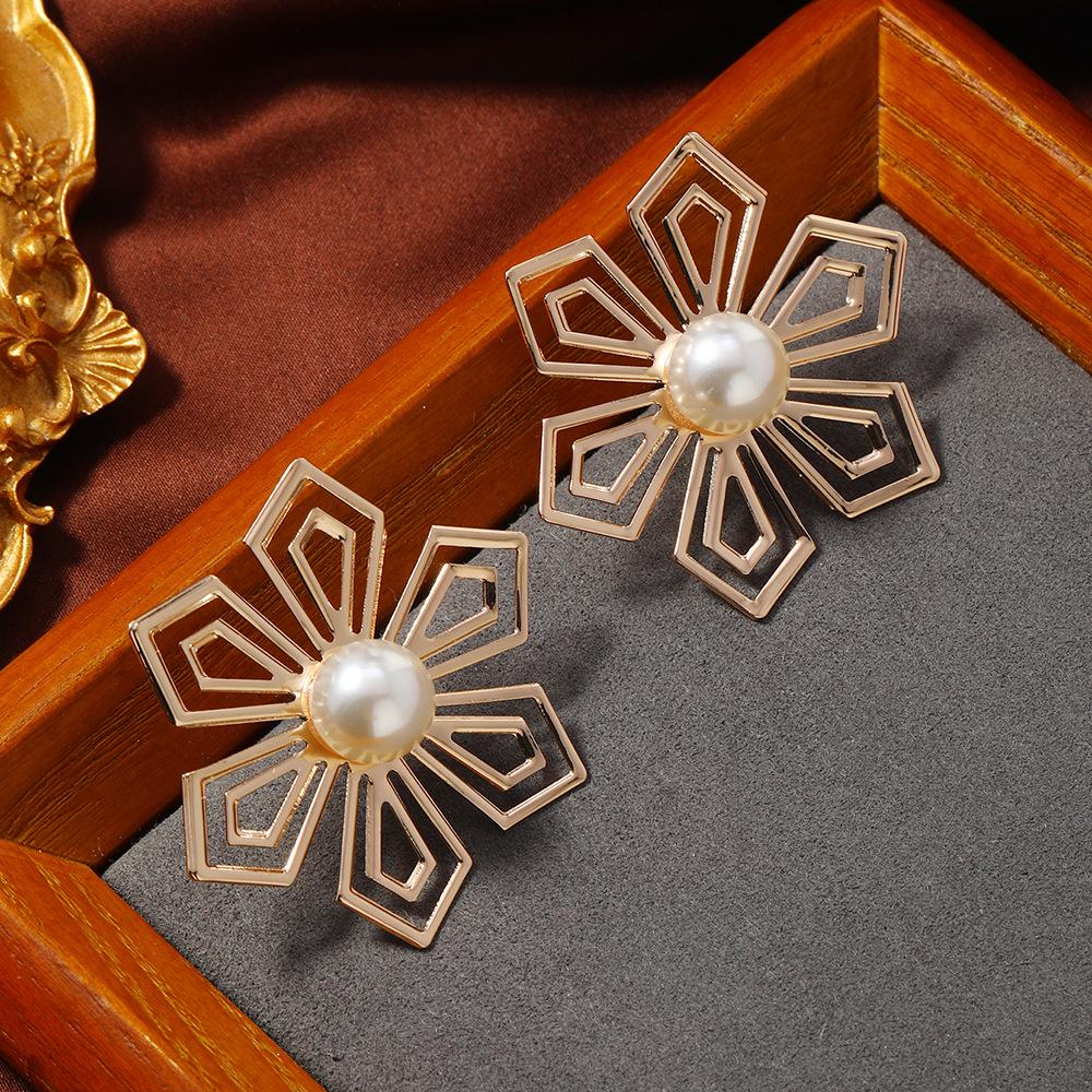 Exaggerated Leaf Retro Earrings - European & American Style, High-End Niche Design, Versatile Luxury for Women