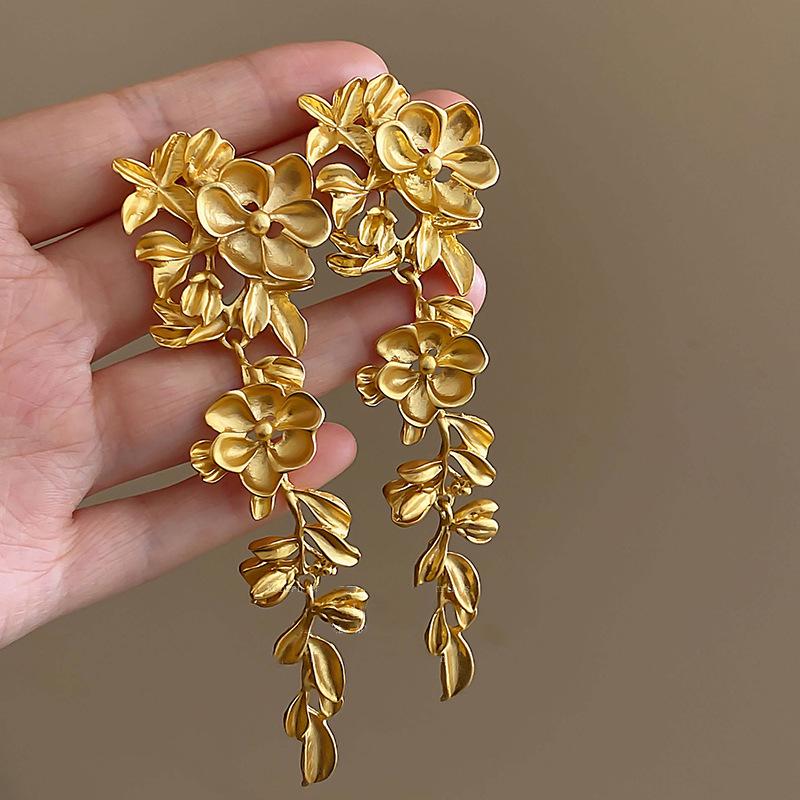 

Серьги-кисточки с металлическими цветами и бабочками класса люкс, преувеличенный дизайн, темпераментные серьги, нишевые серьги