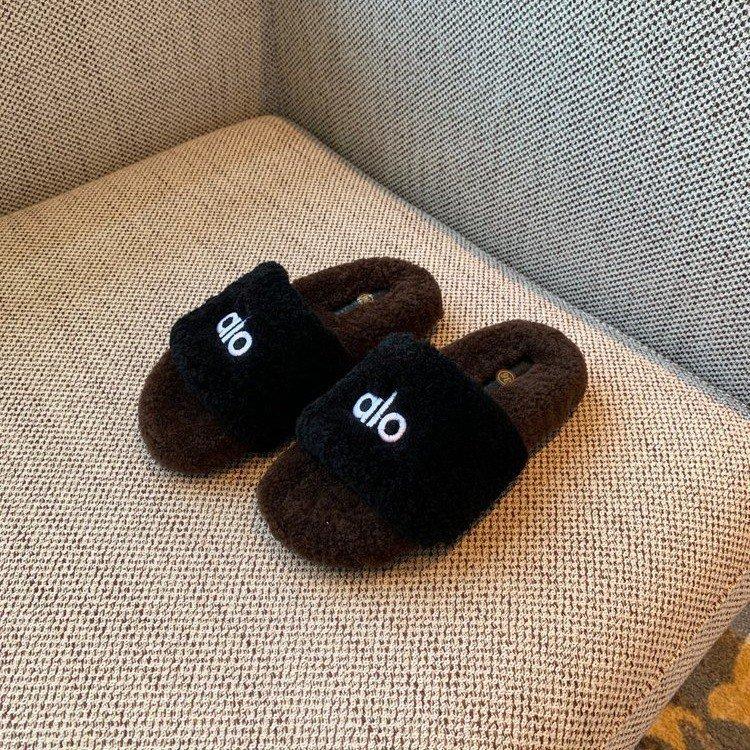 Korean version of thick-soled lamb wool slippers women's outer wear 2025 new autumn and winter versatile fashion one-word plush drag