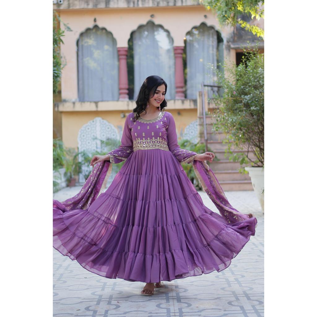 Pożądana damska suknia z pełnym dołem, wykonana z tkanin Star Georgette i designerska haftowana dupatta z atrakcyjnym koronkowym brzegiem, KOLOR:- 4