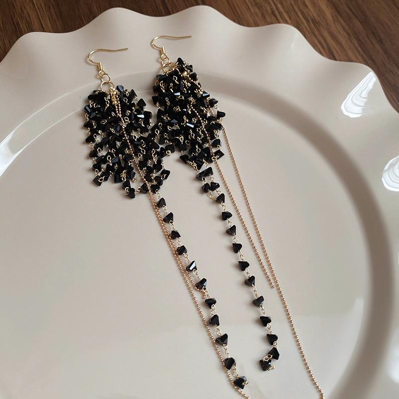 Srebrne Kolczyki Sztyfty z Kwiatem Czarnego Diamentu i Geometrycznym Frędzlem - Elegancki, Luksusowy, Wysokiej Klasy Design dla Kobiet