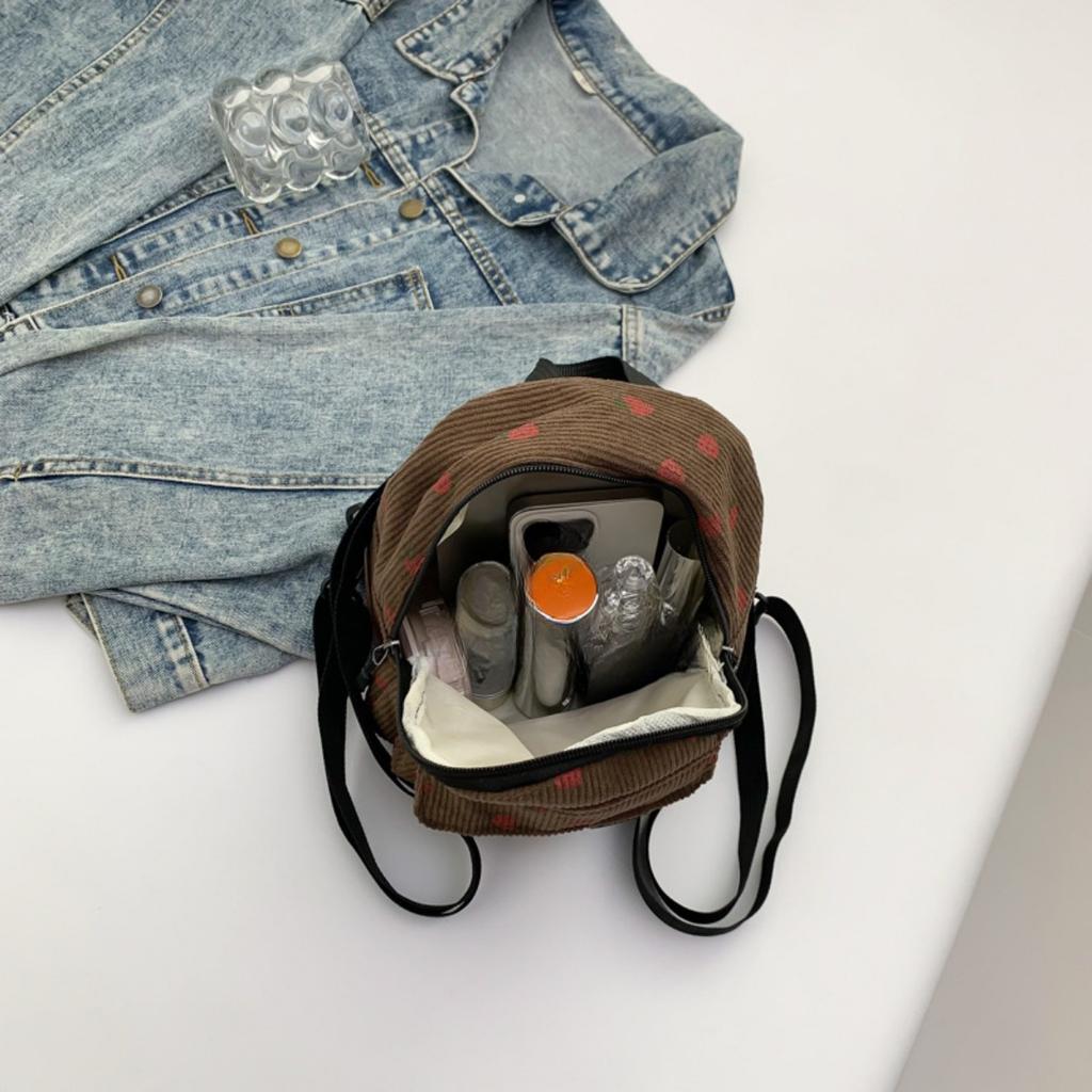 Ein einzigartiger Erdbeer-Mini-Rucksack aus leichter Polyesterfaser. Ausgestattet mit verstellbaren Schultergurten, Reißverschluss und Handwäsche-Funktion