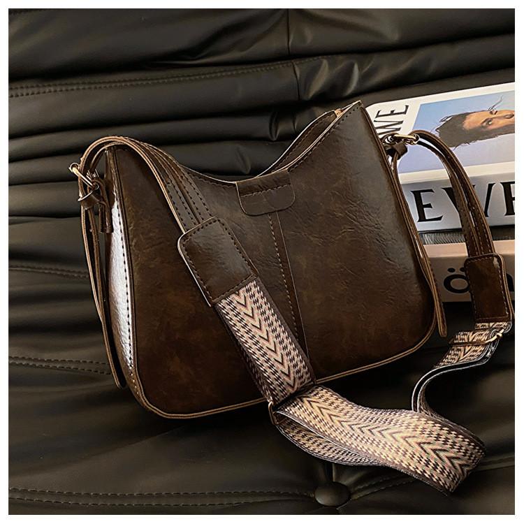 2024 New Retro Bag Female Korean Version Shoulder Bag Fashion Street Trend Leisure Commute Bucket Bag