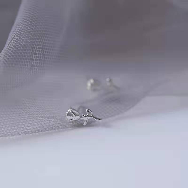 Beixi s925 Sterling Silver French Rose Stud Earrings - Elegant Floral Miniature with a Cool, Minimalist Style