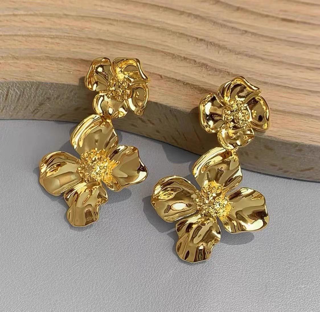 

2024 Высококачественные серьги-цветы из золотистого металла: Уникальный дизайн, вдохновленный знаменитостями, с элегантным стилем для женщин