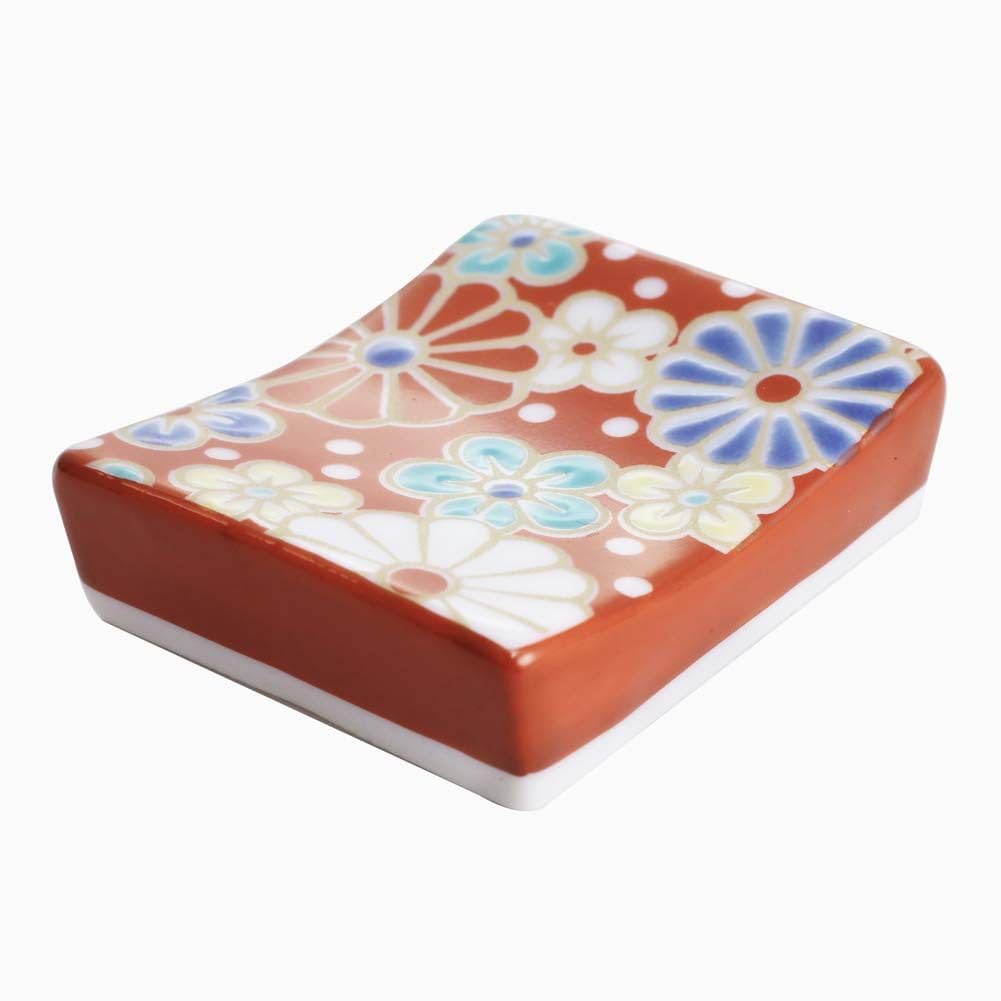 Hergestellt in Kutani, einem traditionellen Hokuriku Diese magnetische Keramikware verfügt über Aufglasur und Perfekt für Küche, Alltag und Essstäbchen Ein stilvolles und