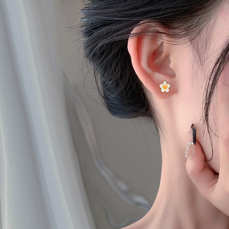 Golden Flower Earrings for Women's Temperament Sweet New Year New Trendy Earrings for Ear Piercing Niche