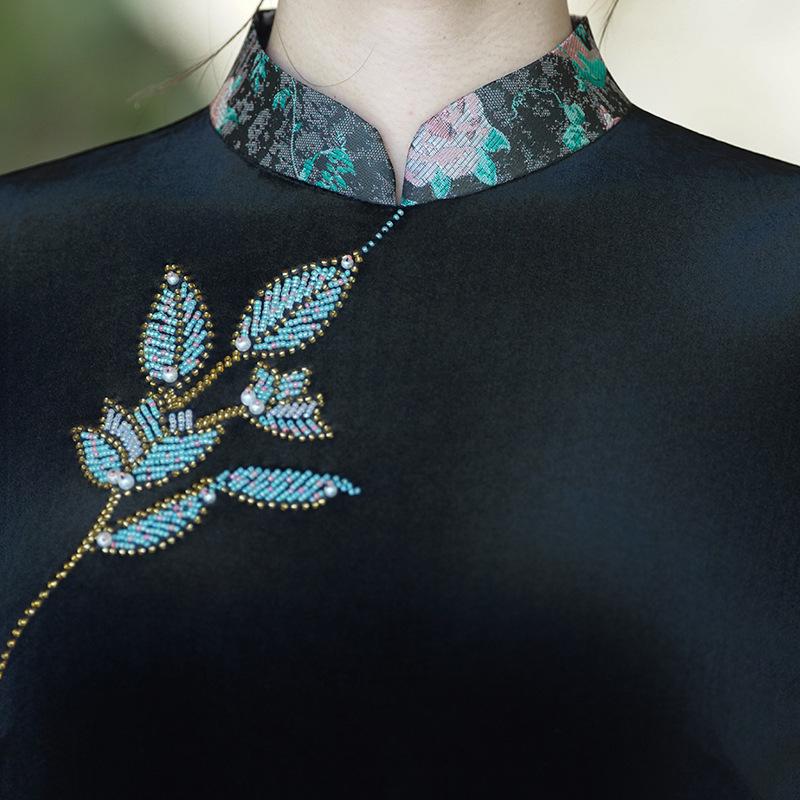 Elegant Black Velvet Qipao: Refined Autumn Chinese Style for Young Women