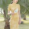 2025 Gelbes Retro Cheongsam: Modernes junges Stil Frühlings-Sommer Damenkleid