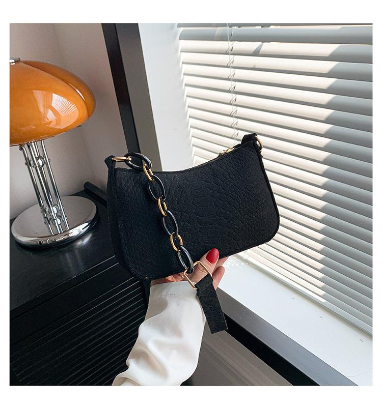 

2024 корейская версия модная легкая сумка через плечо с крокодиловым узором фетровая квадратная сумка женская новая универсальная сумка на цепочке чёрный