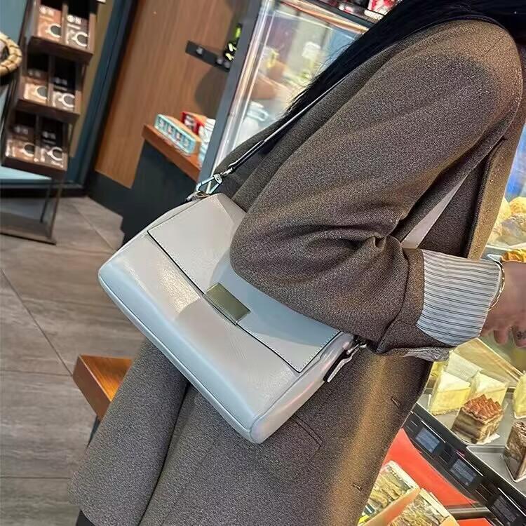 

Women s Underarm Bag, A Fashionable and Retro Crossbody Bag, A Niche Single-shoulder Leather Women s Bag