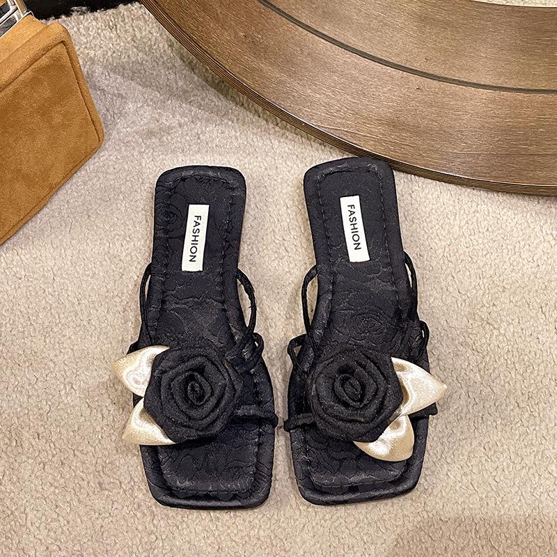 

Тапочки в сказочном стиле женские летние 2025 новая мода цветочный темперамент с юбкой плоская подошва приморские пляжные сандалии 40 чёрный