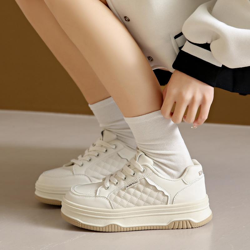 

Little white shoes women s spring and autumn 2025 new trendy casual fashion versatile thick sole light non-slip not tired feet board shoes 40