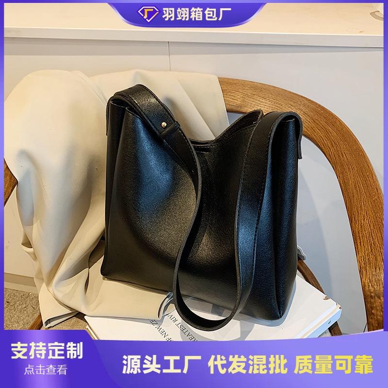Winter tote bag women's new retro large-capacity messenger bag fashionable and simple commuter shoulder bag