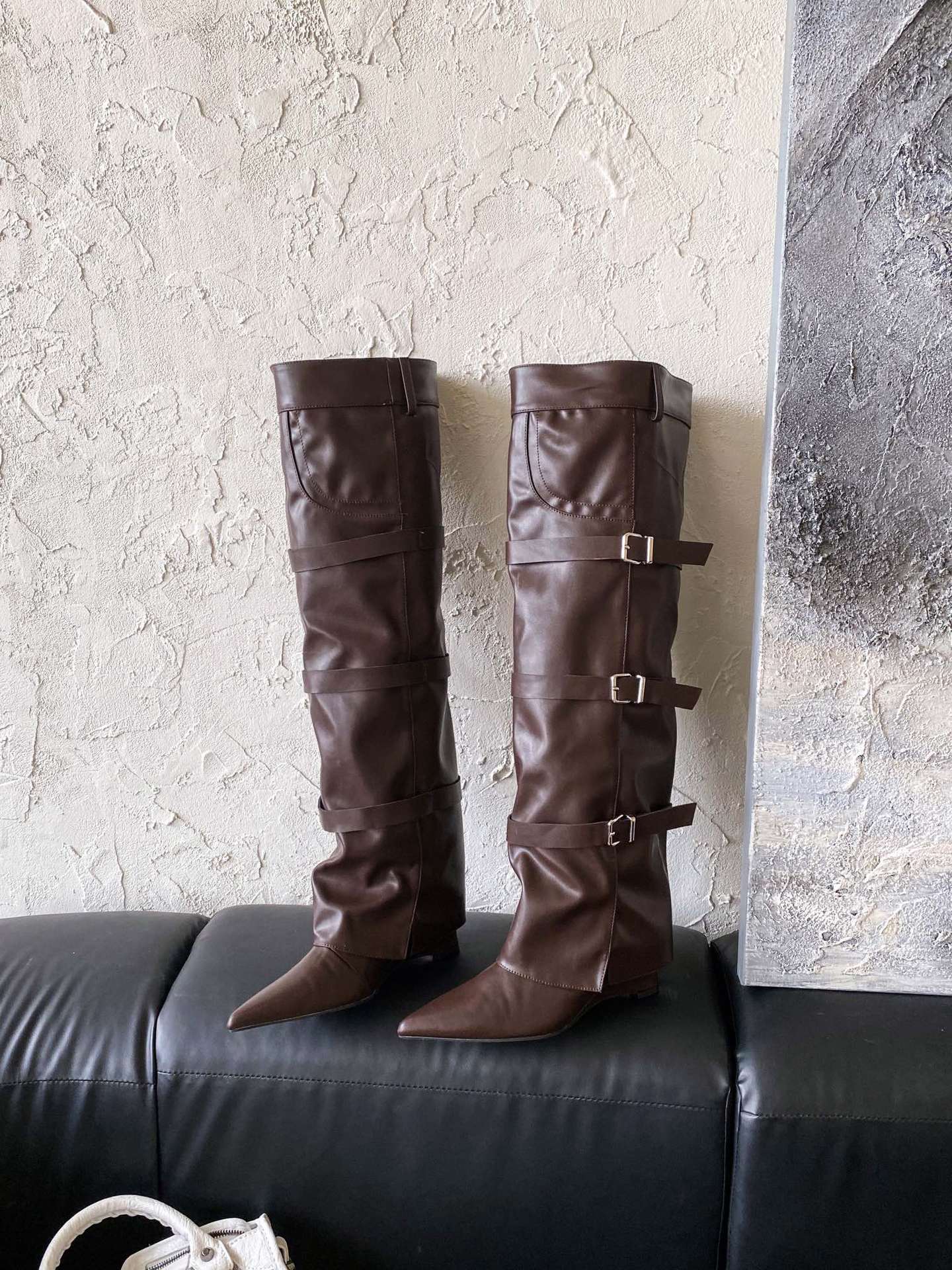 

2025 new European and American style belt buckle wide tube thin slope heel pointed boots 39 темно-коричневого