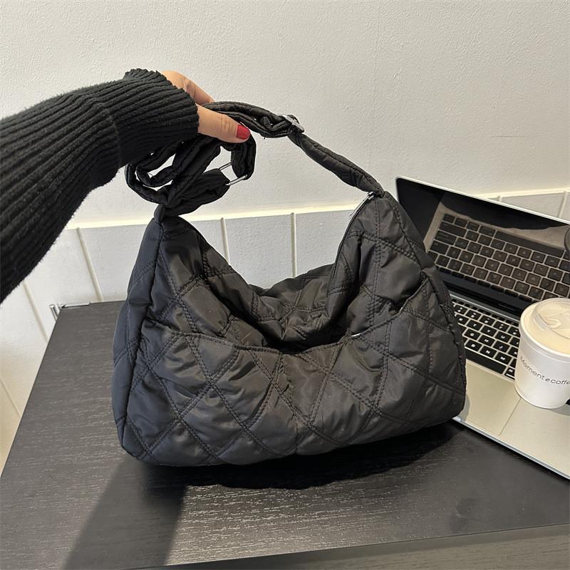 

Trendy Mid-sized Crossbody Tote Bag For Women With Unique Stitching Design чёрный